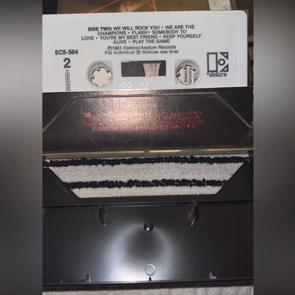 1981 QUEEN Greatest Hits Cassette Tape - Picture 4 of 4